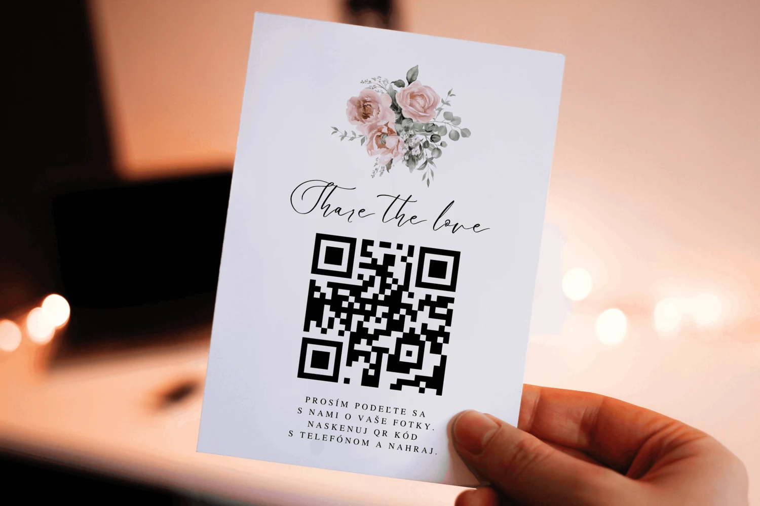 Svatební kartička s QR kódem pro sdílení fotek v ruce hosta